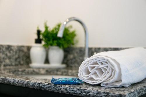 a towel sitting on a counter next to a sink at Lindo Studio no Brás com Piscina/Metrô Brás in Sao Paulo