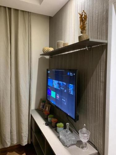 a television sitting on a table in a room at Maravilhoso apartamento 2 quartos com ofurô Porto da Barra Salvador Summer Barra Flat in Salvador