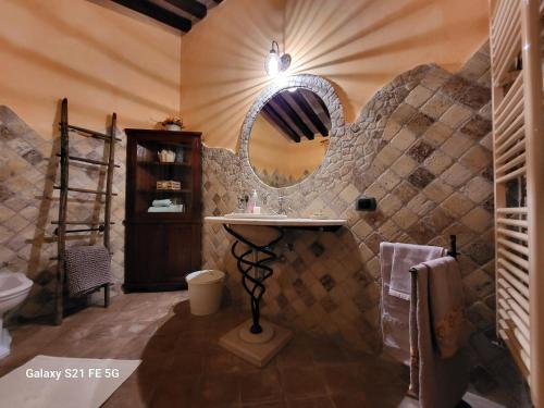 a bathroom with a sink and a mirror at Casale I Pioppi in Vitorchiano
