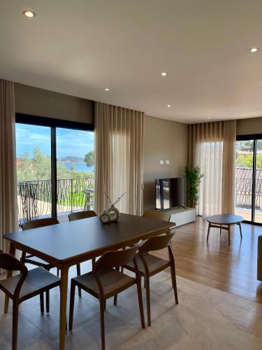 un salon avec une table, des chaises et un canapé dans l'établissement CADIAMARE, à Zonza