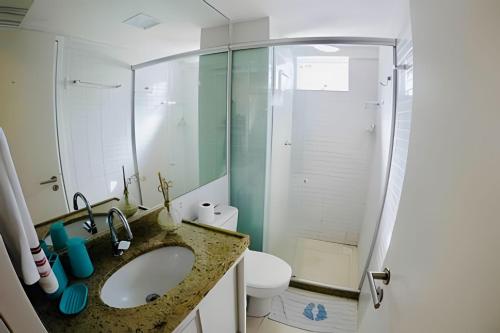 y baño con lavabo, ducha y aseo. en Apt à Beira-Mar Cabo Branco c ótima área de lazer, en João Pessoa