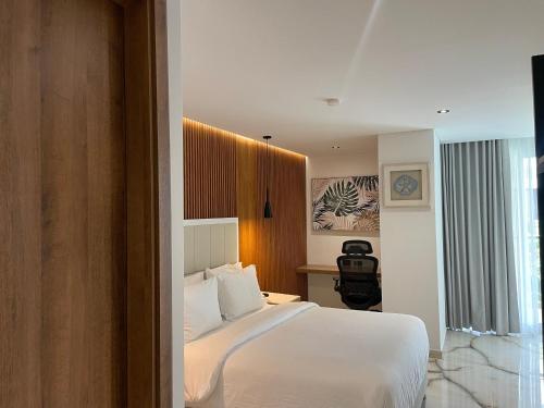 Hotels 111 tesisinde bir odada yatak veya yataklar