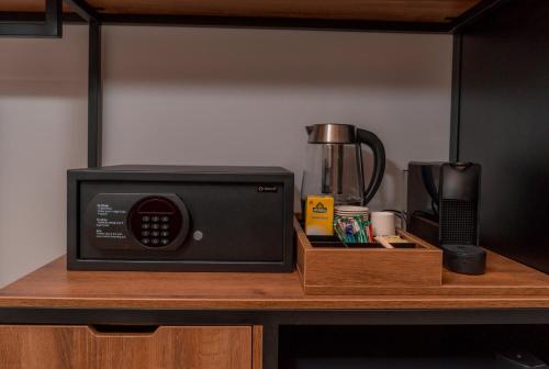 a microwave sitting on top of a wooden counter at Hotels 111 in San Andrés
