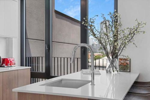eine Küche mit einem Waschbecken und einem großen Fenster in der Unterkunft 149BK-601 NEW PH 2BR-2Bath Private Rooftop W D in Brooklyn