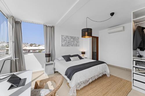 Biała sypialnia z łóżkiem i balkonem w obiekcie VILLA GARA w mieście Playa Blanca