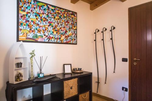 a room with a desk and a painting on the wall at La chiave di Jacopo in Valeggio sul Mincio