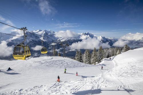 un grupo de personas en una pista de esquí con remonte en ”Heimet” im Berner Oberland, en Unterbach