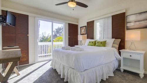 um quarto com uma cama grande e uma varanda em B5021 South Mission Beach House em San Diego