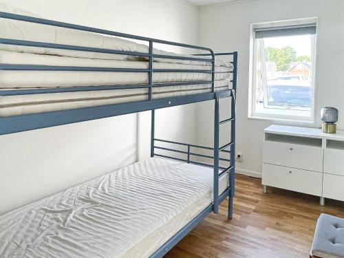 Poschodová posteľ alebo postele v izbe v ubytovaní Holiday home SÖLVESBORG X