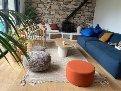 - un salon avec un canapé bleu et une table dans l'établissement Maison familiale au calme, à Lorient