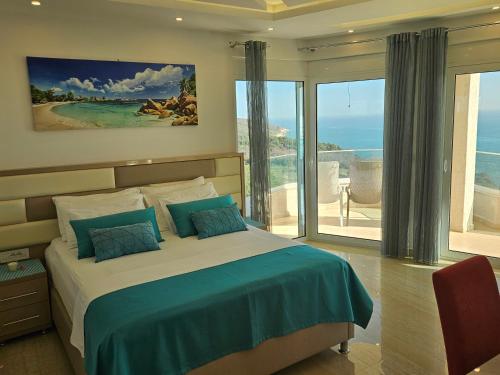 Schlafzimmer mit einem Bett und Meerblick in der Unterkunft Apartments D'Hermes in Ulcinj