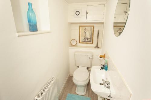 Un baño con un inodoro blanco y un lavabo. en Withymead Withypool, en Withypool