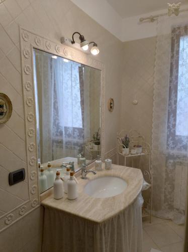 baño con lavabo y espejo grande en Casa JaRi, en San Giovanni Rotondo
