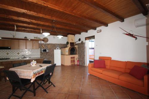 een woonkamer met een tafel en een bank bij Villa Andrea "Vivi l'Oasi di Tranquillità" in Trapani