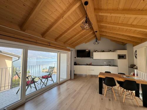 cocina y comedor con vistas al océano en Bellano Holidays - Casa Artemio en Bellano