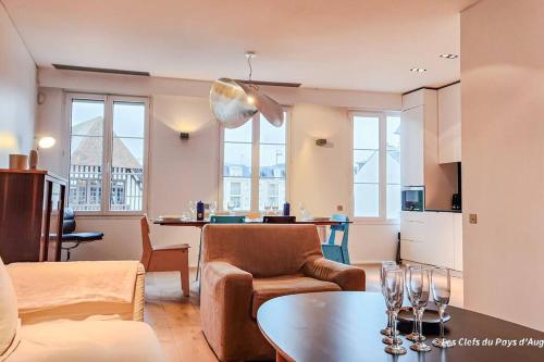 sala de estar con sofá y mesa en Superbe maison de standing-plein cœur de Deauville, en Deauville
