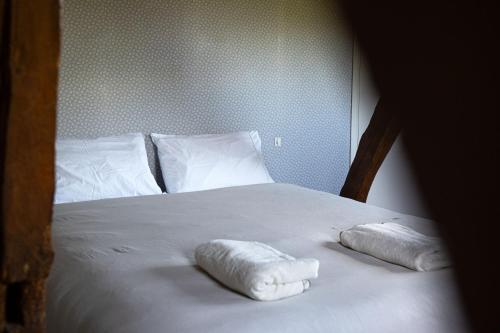 Ein Bett oder Betten in einem Zimmer der Unterkunft Maison Maa , corps de ferme en entier, à 10 min de Saint Valery sur Somme à pieds le long du canal