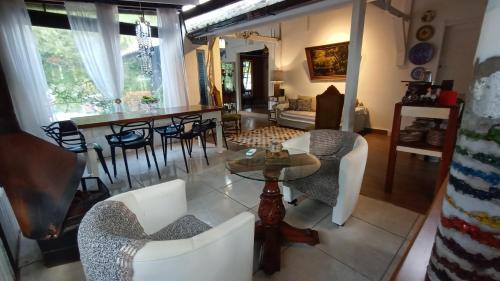 un soggiorno con tavolo e sedie di Pousada ZAUA GUEST HOUSE a Florianópolis