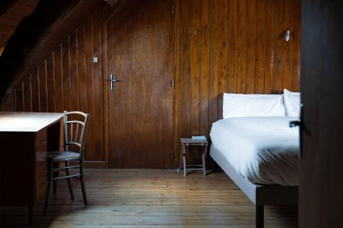 Ein Bett oder Betten in einem Zimmer der Unterkunft Maison Maa , corps de ferme en entier, à 10 min de Saint Valery sur Somme à pieds le long du canal