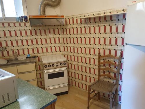 uma cozinha com uma parede coberta de papel vermelho em ΔΕΛΦΊΝΙΑ em Néa Palátia