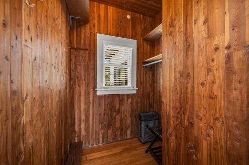 a room with a window in a wooden wall at Birds of Paradise: Unwind in Nature's Embrace in Lantana