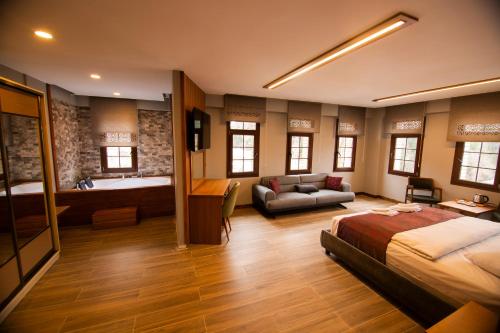愛迪爾亞伊納斯的住宿－Kervansaray Deluxe Hotel，酒店客房配有一张床和浴缸。