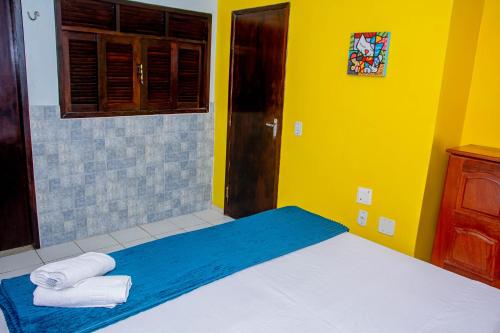 سرير أو أسرّة في غرفة في Pousada Flat Castor