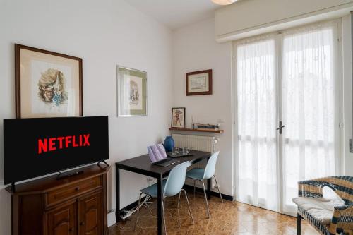 Televisyen dan/atau pusat hiburan di Comodo Trilocale a Pietra Ligure