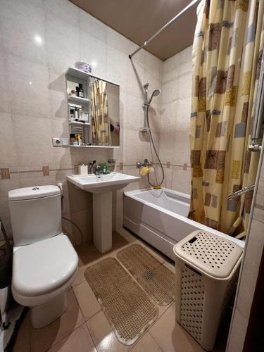 un bagno con un water, un lavandino e una vasca di Sweet Home a Yerevan