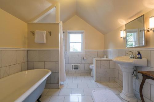 Un baño de SCP Mendocino Inn and Farm
