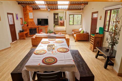 Restoran ili drugo mesto za obedovanje u objektu Cómoda Casa de campo con excelente ubicación