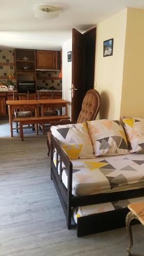 une chambre avec un lit et un salon dans l'établissement La Cirerole, à Casteil