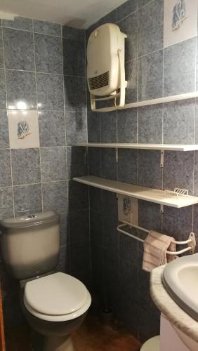 une salle de bain avec toilettes et lavabo dans l'établissement La Cirerole, à Casteil