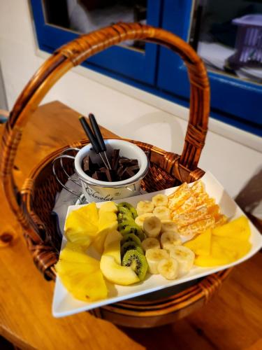 a basket with a plate of food on a table at La roulotte tiny house du Mond'idéal in Leval