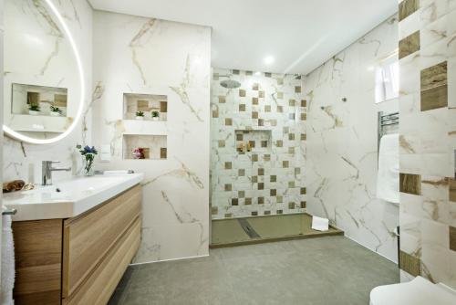 Oura Sunset Apartement