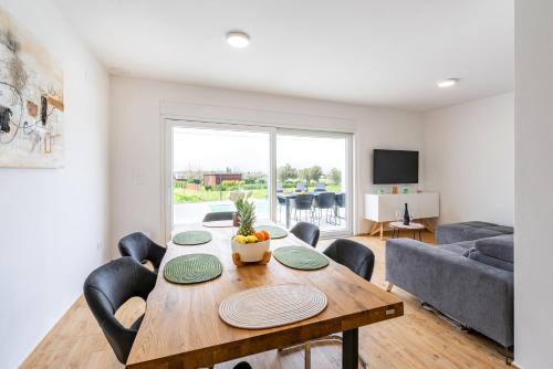 a living room with a table and a couch at Kuća za odmor Finida in Umag