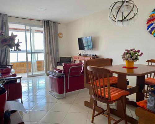 un salon avec une table et un canapé dans l'établissement Beachfront apartment, à Vila Velha