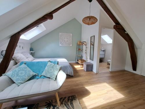 1 dormitorio con cama blanca y suelo de madera en L'Echappée Morétaine - Cœur de Moret, en Moret-sur-Loing