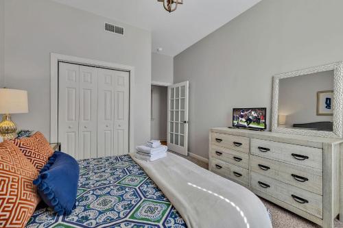 um quarto com uma cama, uma cómoda e um espelho em Nashville - 931 Russell St Units A & D - COMBO em Nashville