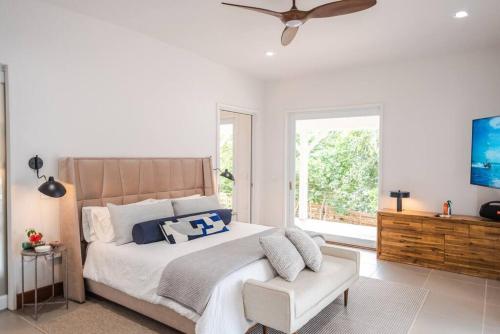 um quarto com uma cama, uma cadeira e uma janela em Luxury Beachfront Villa at Punta Flamenco, Culebra, Puerto Rico em Culebra