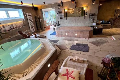 een grote badkamer met een hot tub en een douche bij Marcel Bruckmanns Spa - Wellness & Holiday Apt. in Erkrath