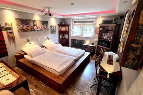 1 dormitorio con 1 cama grande en una habitación en Marcel Bruckmanns Spa - Wellness & Holiday Apt. en Erkrath