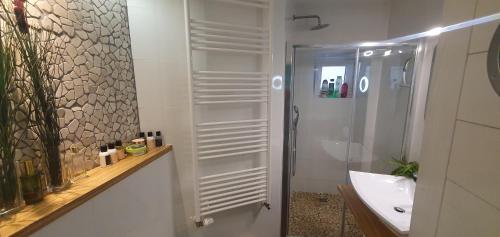 ein weißes Bad mit einer Dusche und einem Waschbecken in der Unterkunft FORMOSA, The boutique apartment, City Center, Pula in Pula