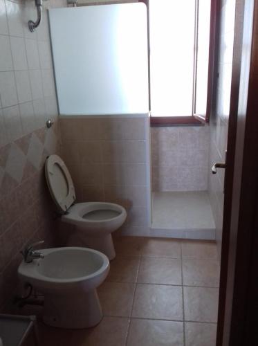 カブラスにあるAgriturismo Sannorannaのバスルーム(トイレ、窓付きシャワー付)