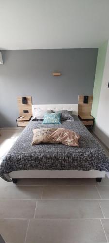 una camera da letto con un letto coperto di Chambre climatisée 300 m de la mer a Six-Fours-les-Plages