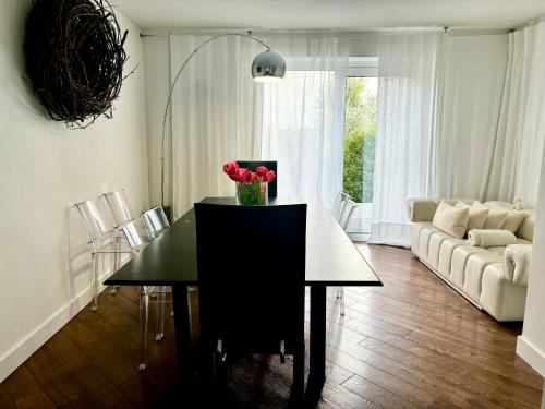 una sala de estar con una mesa con un jarrón de flores. en BG home, en Radwanice