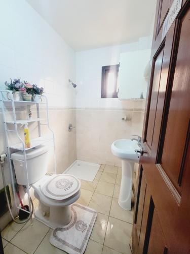 ein Bad mit einem WC und einem Waschbecken in der Unterkunft APPARTEMENT 2chambres salon ouest foire en bordure de la route in Dakar
