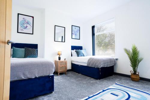 Llit o llits en una habitació de Primrose House - 3 Bedroom Home in Manchester