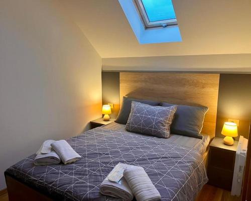 um quarto com uma cama com duas toalhas em Lux Apartman Aleksandar em Zlatibor