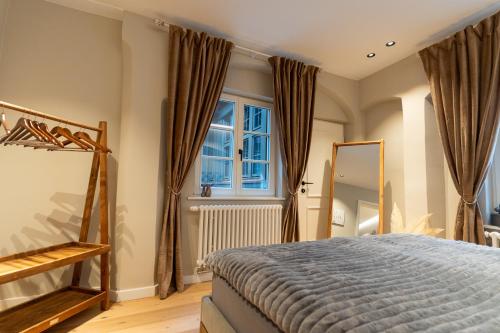 a bedroom with a bed and a window at Traumhafte und hochwertige Stadtwohnung im Zentrum Augsburgs in Augsburg